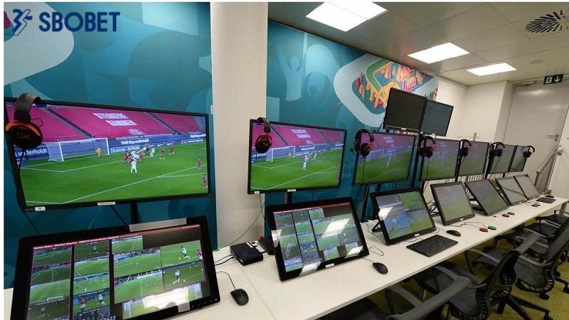 VAR chỉ được check khi có tình huống gây tranh cãi trên sân