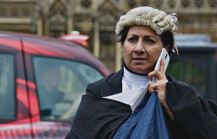brits wigs in court